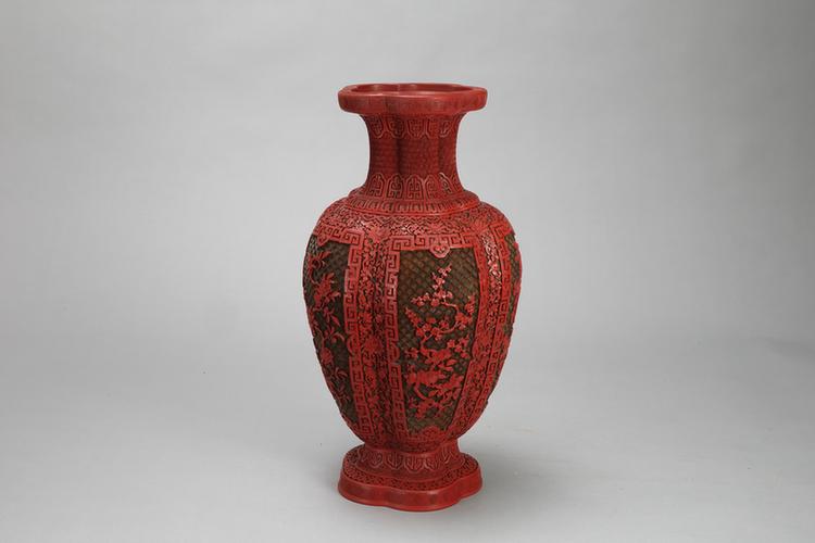 剔红缠枝莲纹开光花卉纹梅花式瓶
