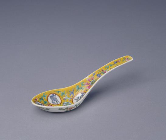 光绪款里黄地外白地粉彩花卉纹“万寿无疆”匙