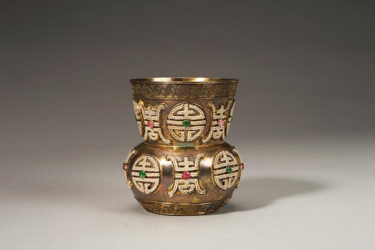 银鎏金嵌米珠点翠唾盂