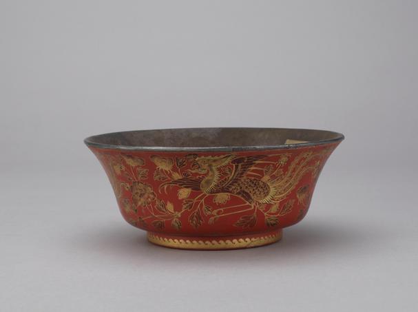 乾隆款红漆描金丹凤牡丹纹银里撇口碗