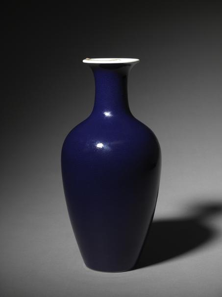 乾隆款祭蓝釉观音瓶