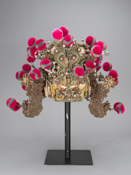 白色缎串玻璃珠龙蝶纹带紫蓝白绒球夫子盔