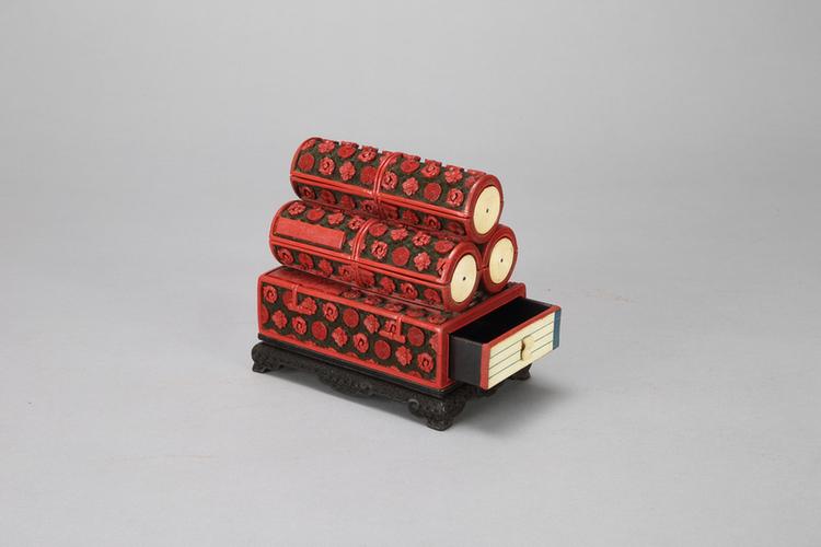 剔彩团花纹书卷式三层套盒