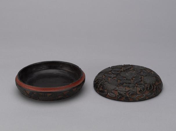 剔黑花鸟图圆盒