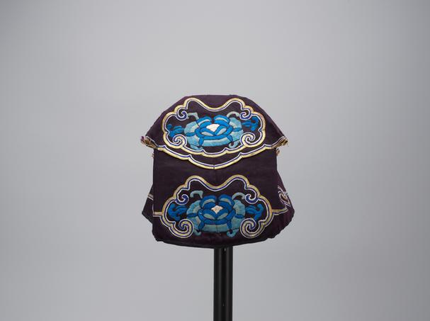 青色缎绣三蓝朵花纹荷叶巾