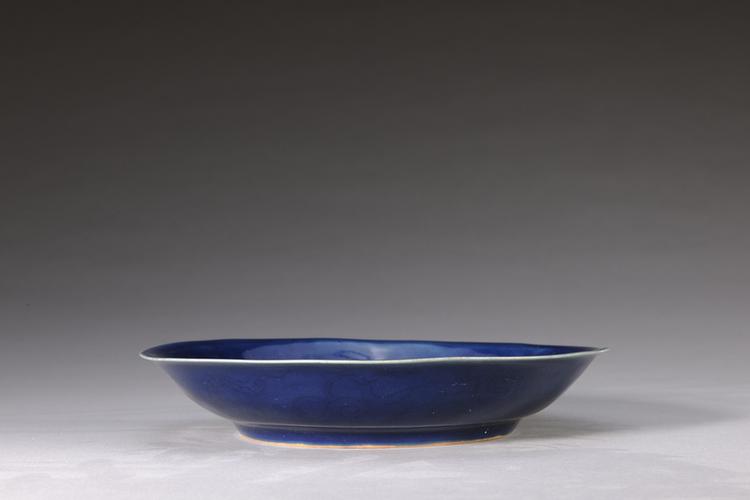 嘉靖款蓝釉暗划花纹盘