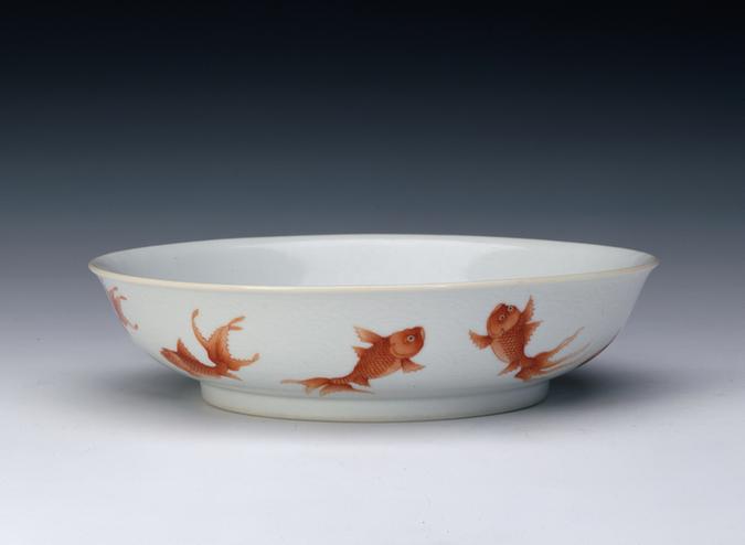 道光款白地矾红彩暗划海水鱼纹盘