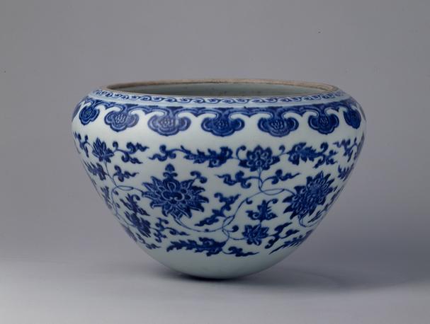 雍正款青花缠枝莲纹尖底钵缸