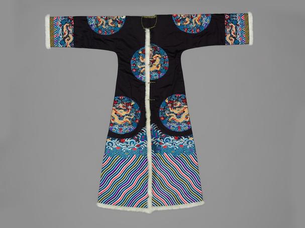 石青色缎绣八团彩云金龙纹镶皮边龙褂