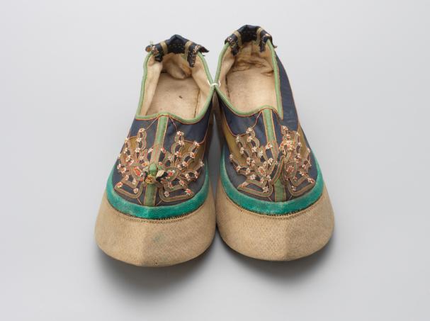 香色缎串米珠珊瑚珠凤纹头尖底鞋