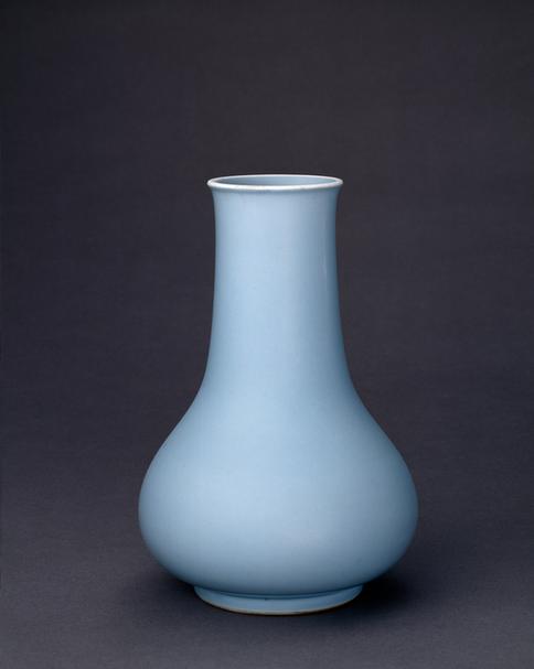 康熙款天蓝釉琵琶式尊