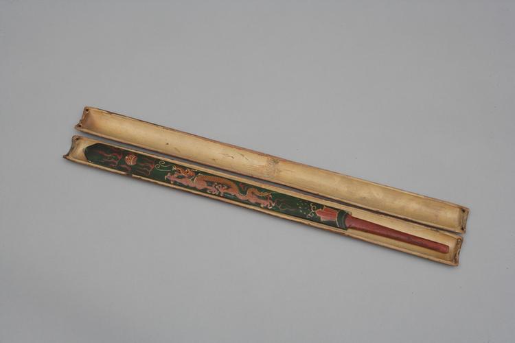 木绿漆彩画龙戏珠纹令箭