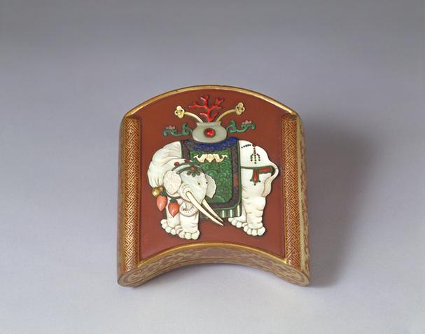 描金漆嵌螺钿太平有象纹书卷式盒