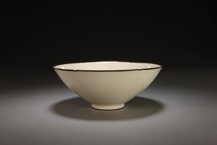 定窑白釉刻划花折枝芙蓉纹花口碗