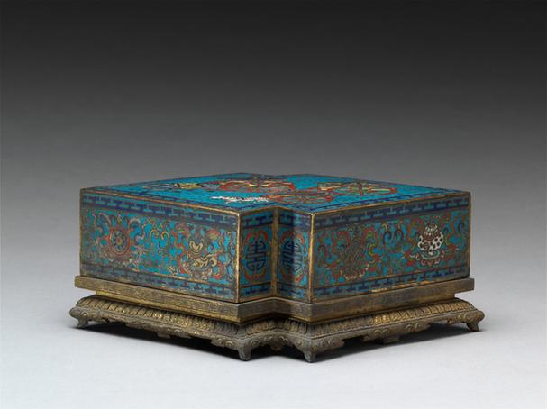 掐丝珐琅锦地八宝纹方胜式盒