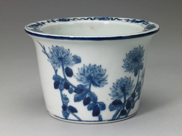 体和殿款青花折枝菊花纹圆花盆