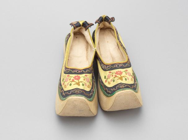 黄色缎缉线绣花卉纹皂鞋