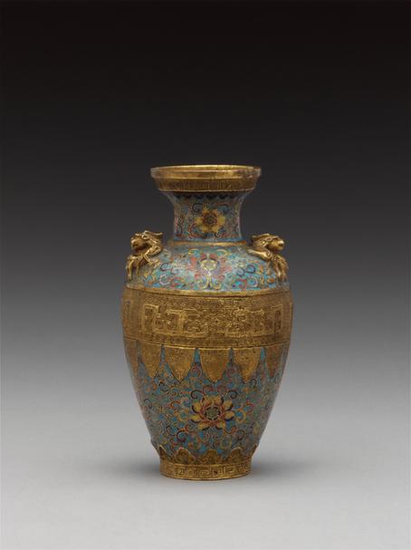 乾隆款掐丝珐琅勾莲纹龙耳瓶