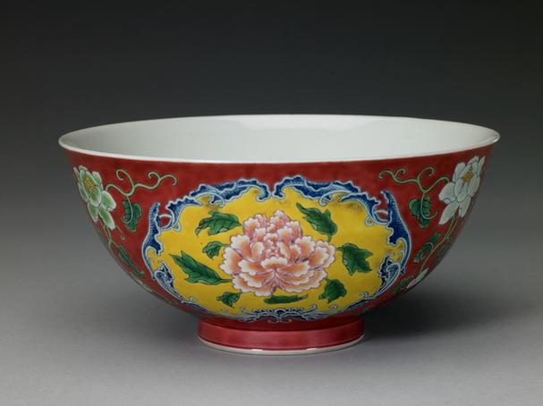 康熙御制款胭脂红地珐琅彩开光折枝牡丹图碗