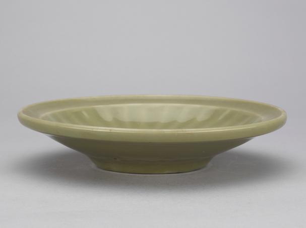 龙泉窑青釉印花牡丹纹菊瓣盘