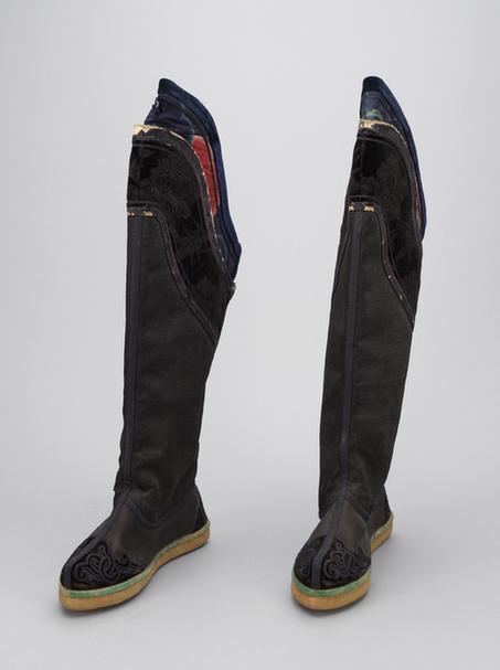 青色缎绒云纹头尖底靴