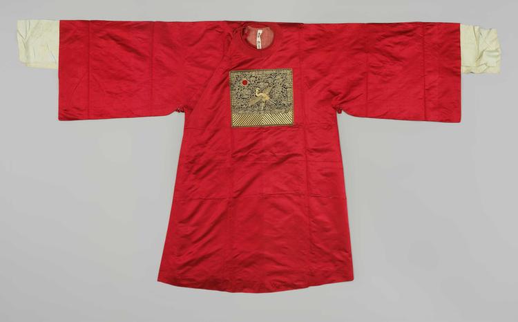 红色素缎缀平金绣锦鸡纹方补男官衣