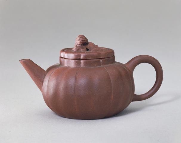 宜兴窑惠梦臣款紫砂菊瓣壶