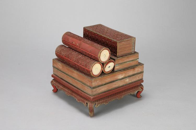 剔红团花纹带座书卷式三层方盒