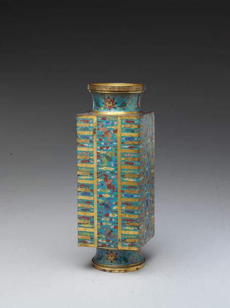 掐丝珐琅云蝠纹方瓶