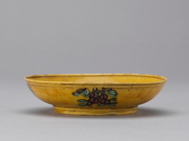 万历款黄地紫绿彩龙纹盘