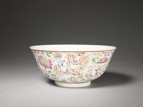 咸丰款粉彩夔凤串花纹碗