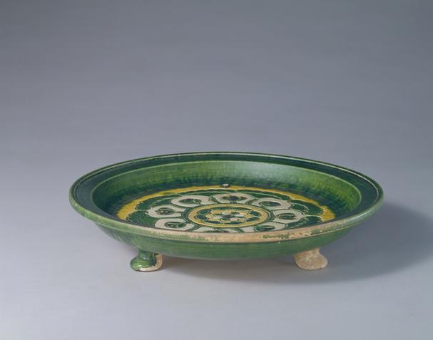 三彩刻花三足盘