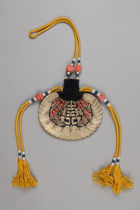 石青色缎平金锁绣桃花团寿纹椭圆荷包