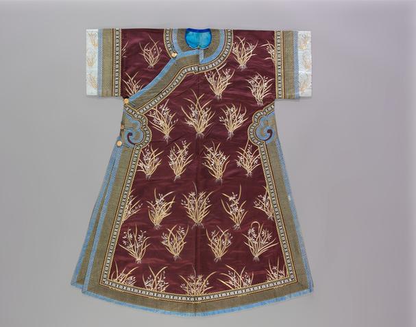 绛色缎平金银绣墩兰纹夹氅衣