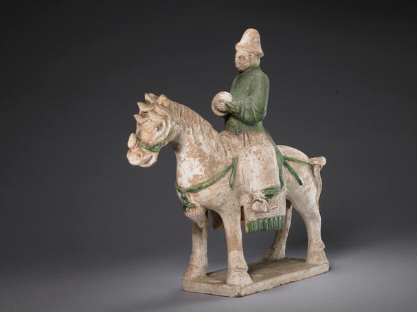 陶绿釉骑马伎乐俑