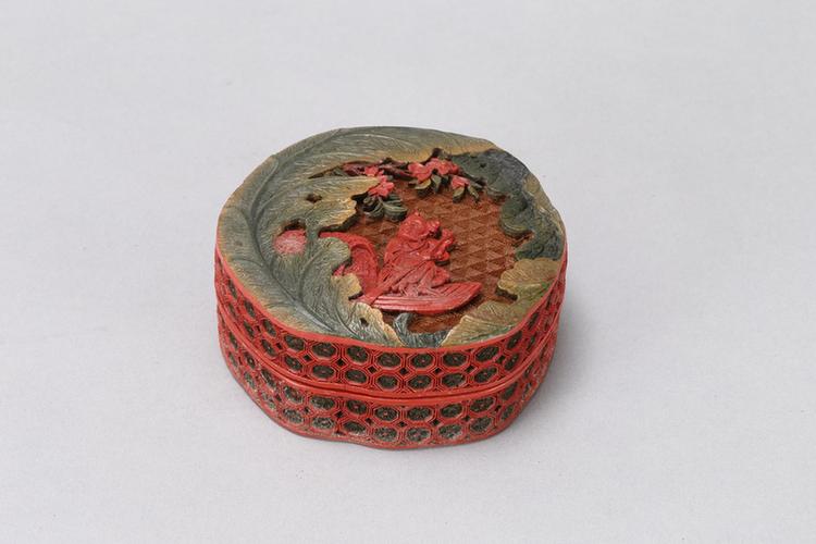 堆彩花卉扁舟纹盒