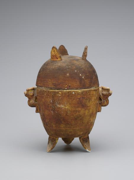 乾隆款白釉髹黄漆凸锦纹铏