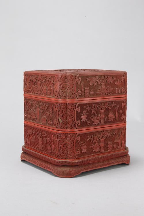 乾隆款剔红开光博古纹四方委角二层套盒