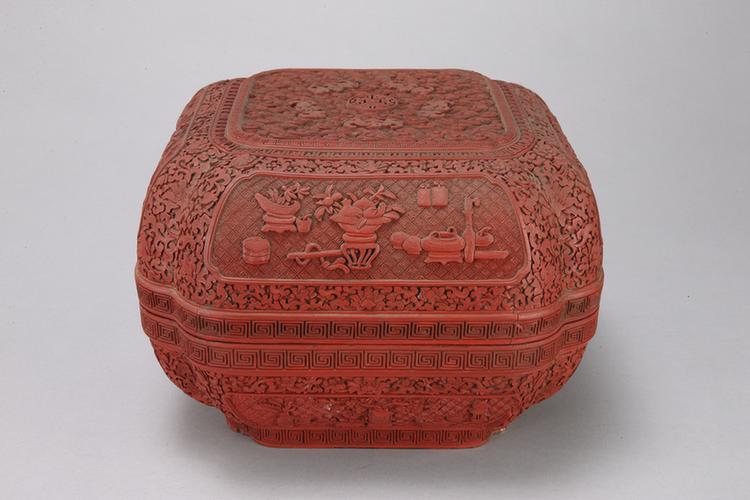 剔红五蝠捧寿纹开光博古纹四方委角盒