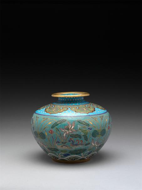 掐丝珐琅鱼莲鸳鸯图尊