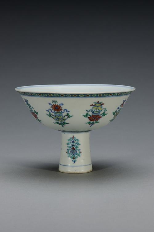 雍正款斗彩缠枝莲纹高足杯