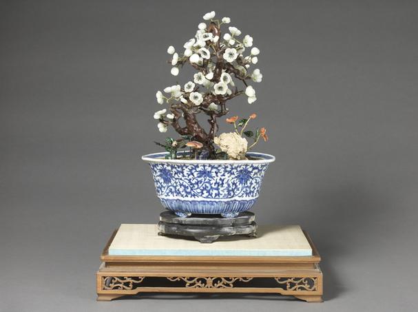 青花缠枝宝相花纹海棠式盆白色玻璃梅花盆景