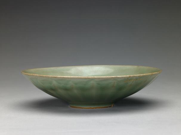 龙泉窑青釉菊瓣浅碗