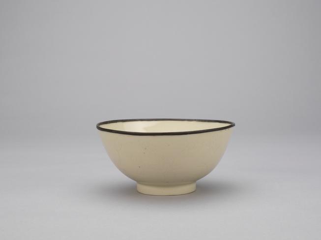 仿定窑白釉划花缠枝莲纹碗