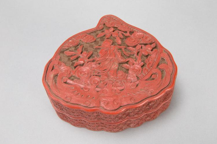 剔红八仙图桃式盒