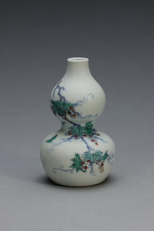 雍正款斗彩松鼠葡萄纹葫芦瓶