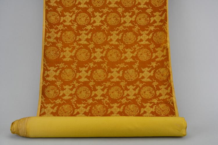 明黄色祥云团龙纹漳绒