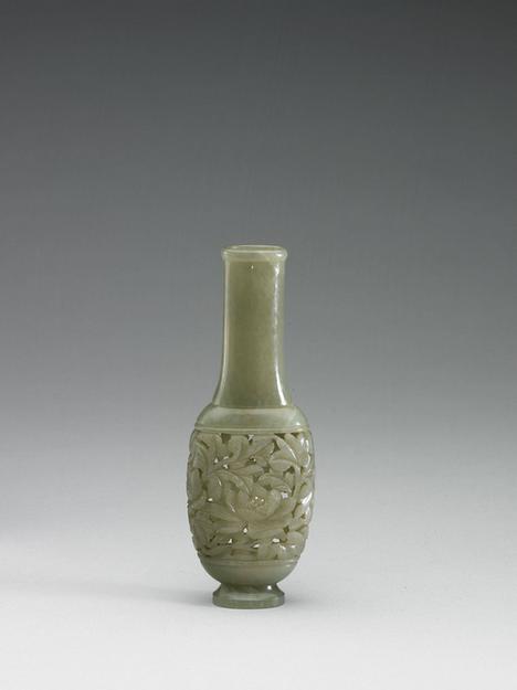 青玉镂空番莲扁圆瓶