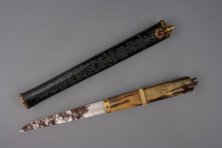 黑漆嵌石牛角柄鞘刀