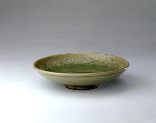 耀州窑青釉印缠枝莲纹盘